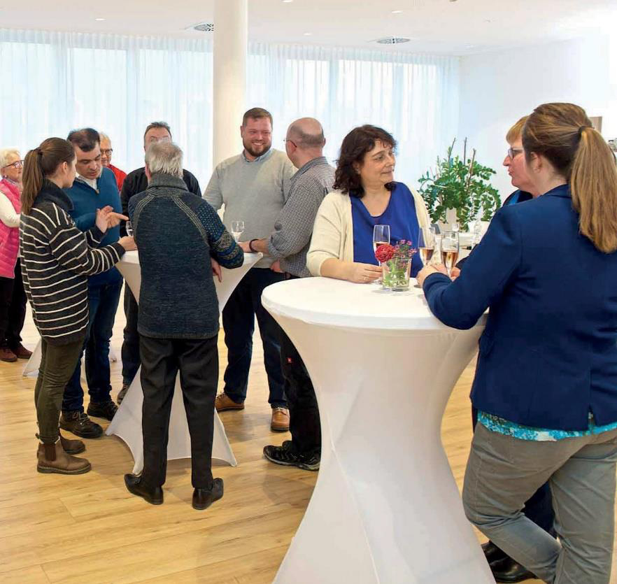 Veranstaltungsteilnehmer unterhalten sich